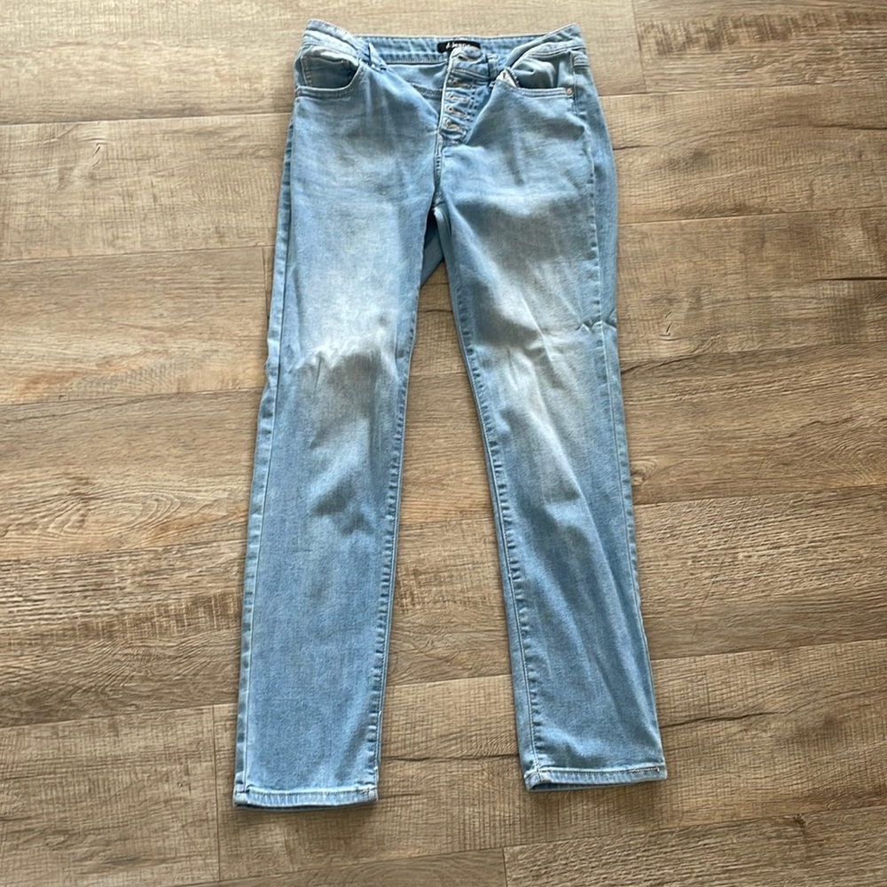 D. Jeans low waisted loose skinny jeans